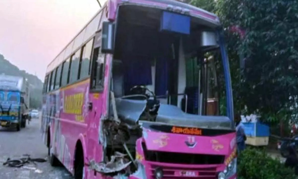 Four Baroda women cricketers injured as the bus hit lorry in Visakhapatnam