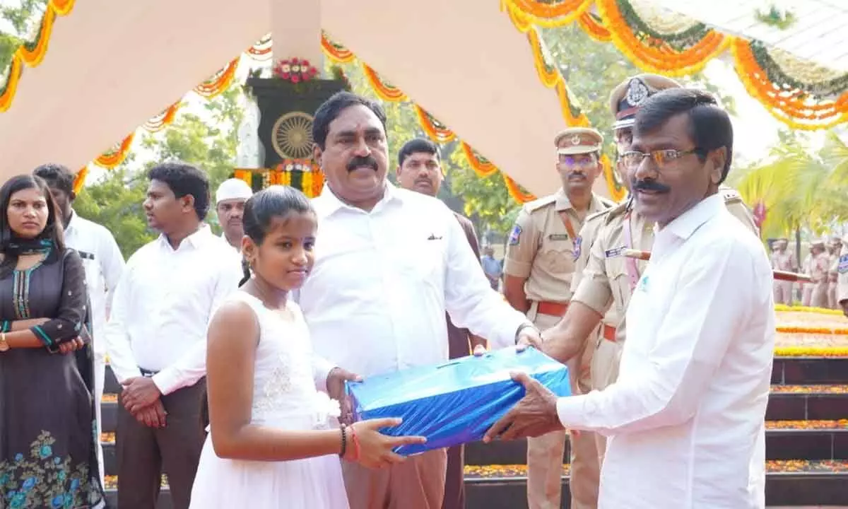 Minister for Panchayat Raj and Rural Development Errabelli Dayakar Rao giving away memento to a martyrs family on the occasion of Police Commemoration Day in Hanumakonda on Friday