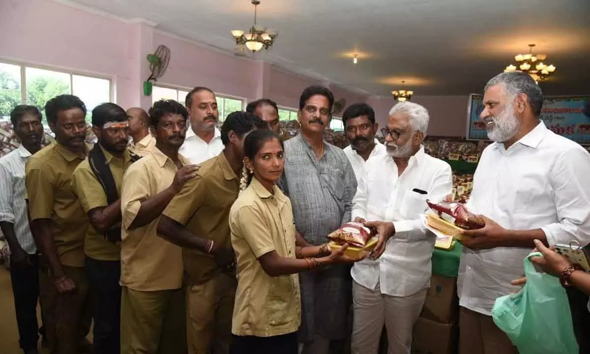 TTD Chairman Y V Subba Reddy kick starts the distribution of Deepavali Kanuka, gifts offered by TUDA Chairman and Chandragiri MLA Chevireddy Bhaskar Reddy at a function held near Tirupati on Friday.
