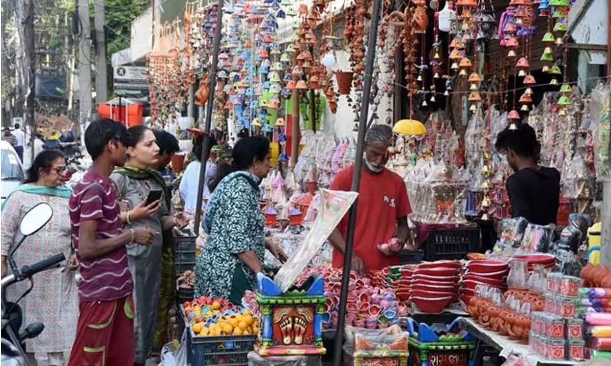 Markets abuzz with customers ahead of Deepawali festival
