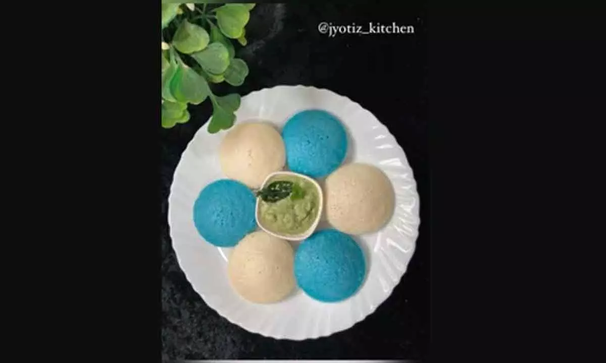 Taken from an Instagram video, the image shows blue idlis made by a woman using butterfly pea flowers.(Instagram/@jyotiz_kitchen)