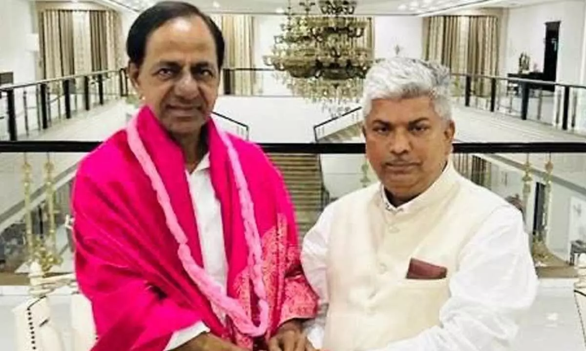 Big jolt to BJP, ex MP Rapolu Ananda Bhaskar all set to join TRS