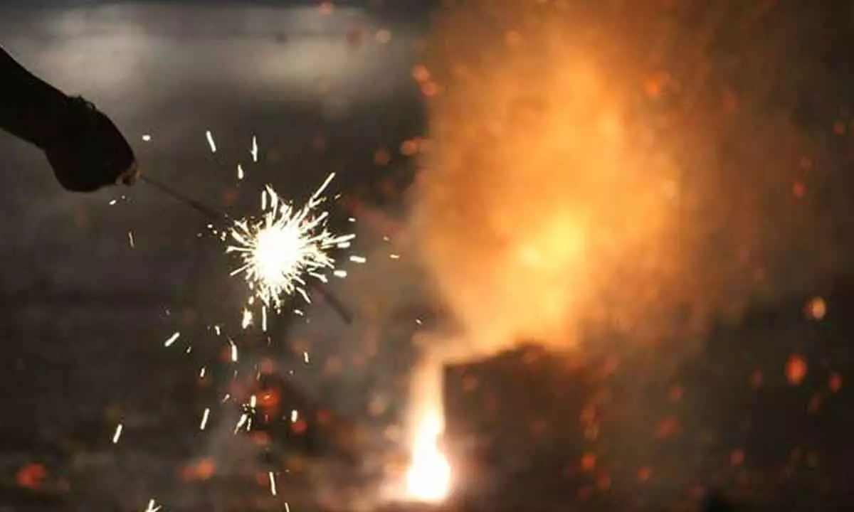 10 injured while firing crackers on Diwali in Hyd