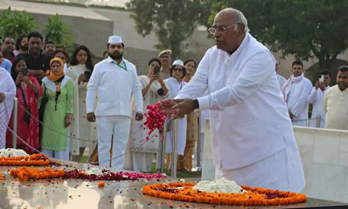 Mallikarjun Kharge paid tributes to Mahatma Gandhi at the Rajghat