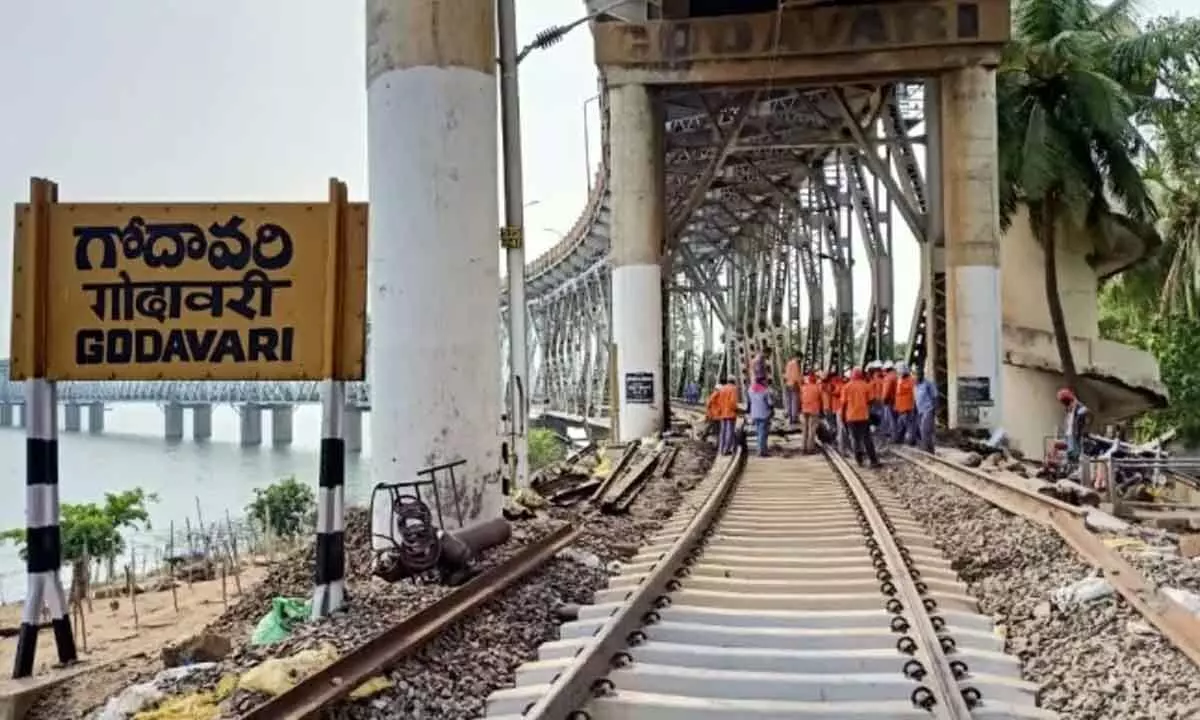 Rajamahendravaram: Road cum Rail bridge reopens today