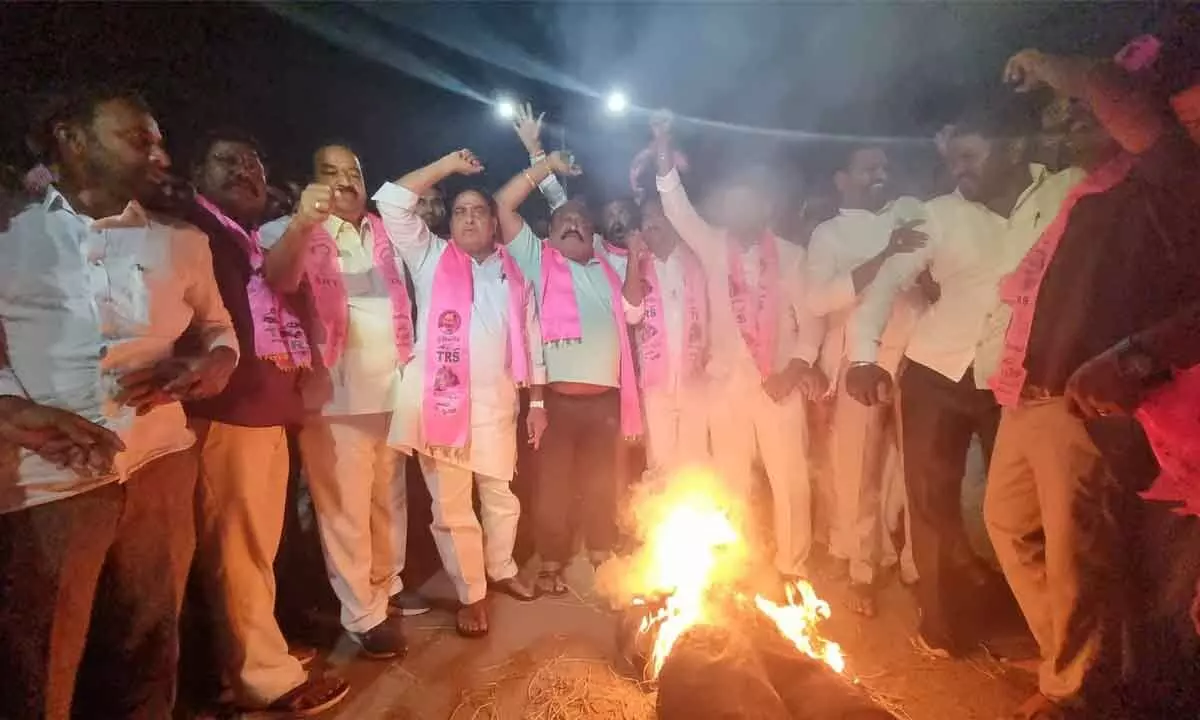 TRS leaders take up flash protest at Hyd-Vijayawada highway