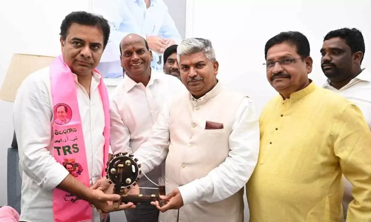 Centre sounds death knell for weavers, charges KTR