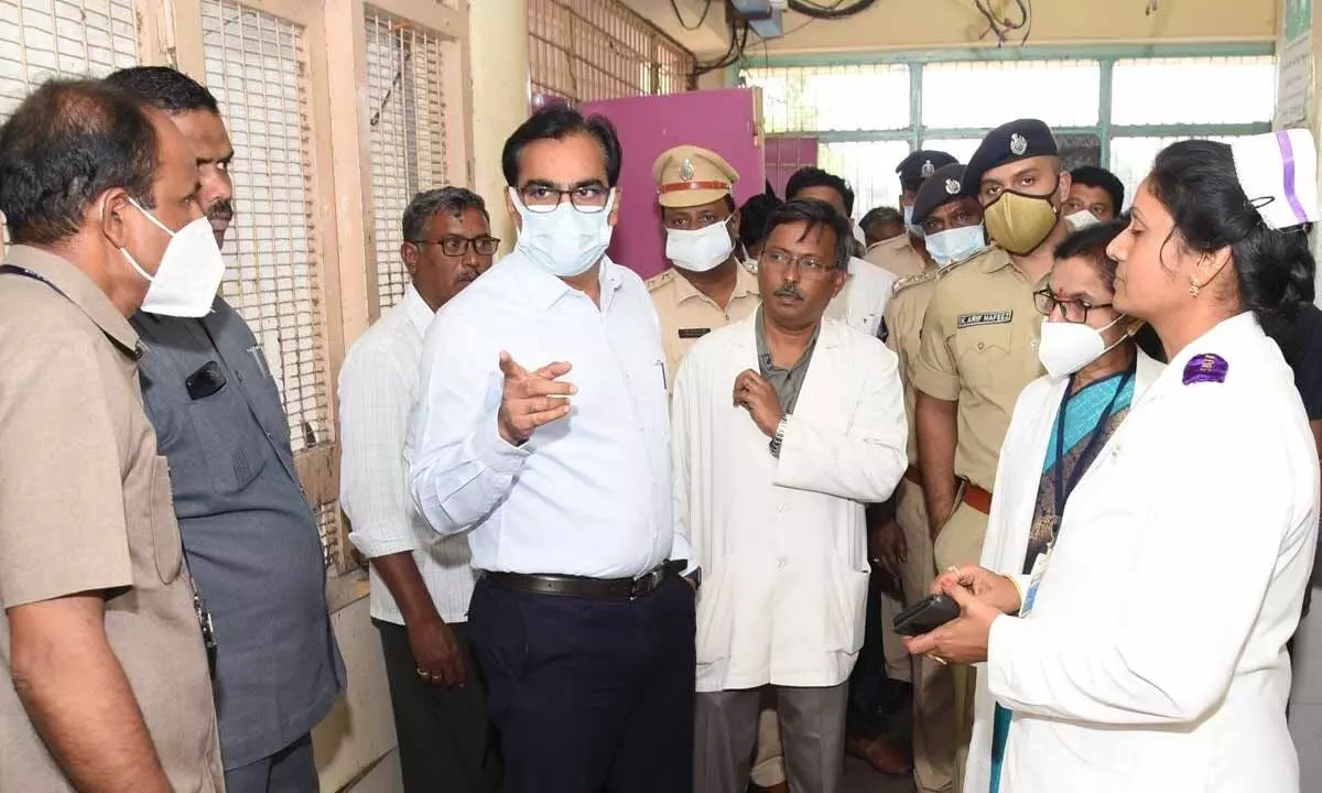 District Collector M Venugopal Reddy and SP K Arif Hafeez inspecting the GGH in Guntur on Wednesday