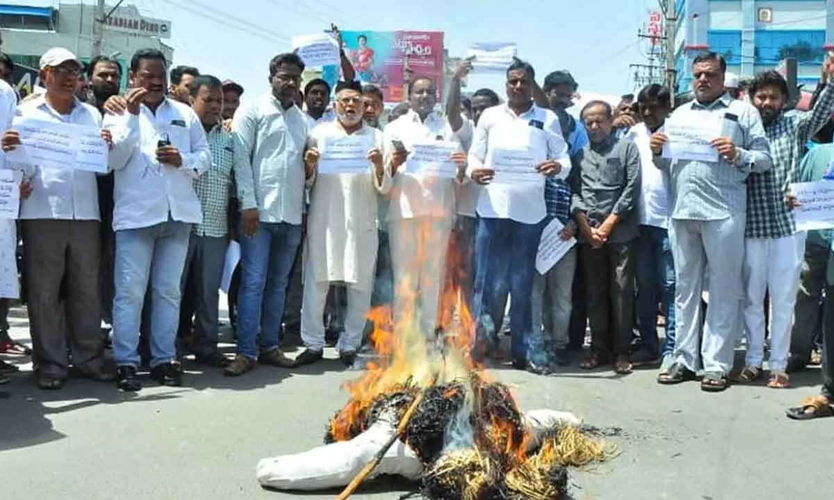 MLAs poaching row: TRS burn effigies of PM Modi & Bandi Sanjay in Karimnagar