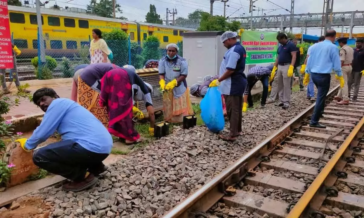 Railway staff cleaning the tracks as part of ‘Har Patri Saaf Suthri – Special Campaign 2.0’ in Vijayawada on Friday