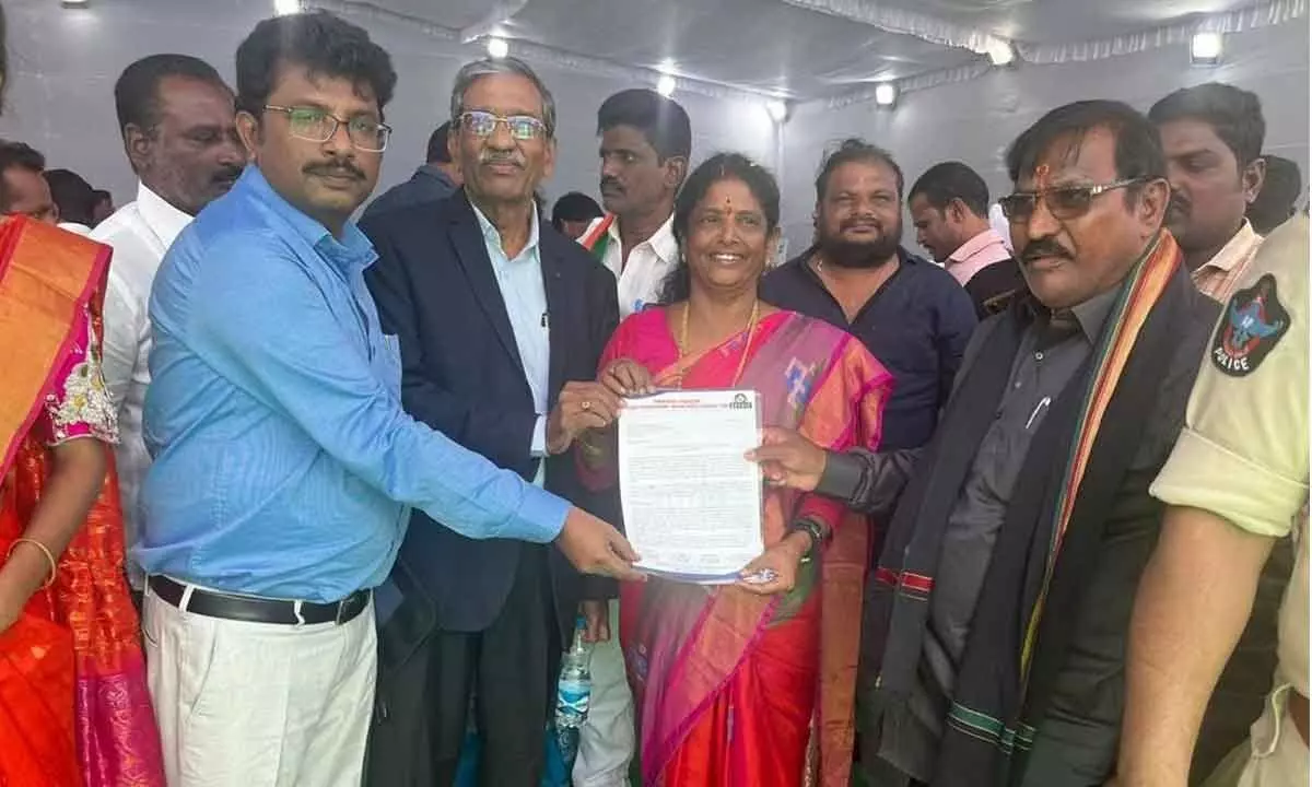 Members of AP Food Processing Industries Federation submitting a representation to Kakinada MP Vanga Geetha in Vijayawada on Friday