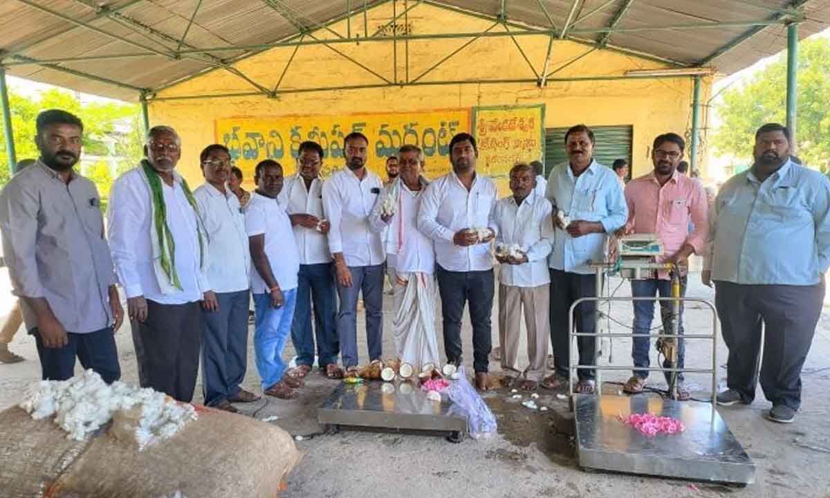 Private procurement of cotton begins in Karimnagar market