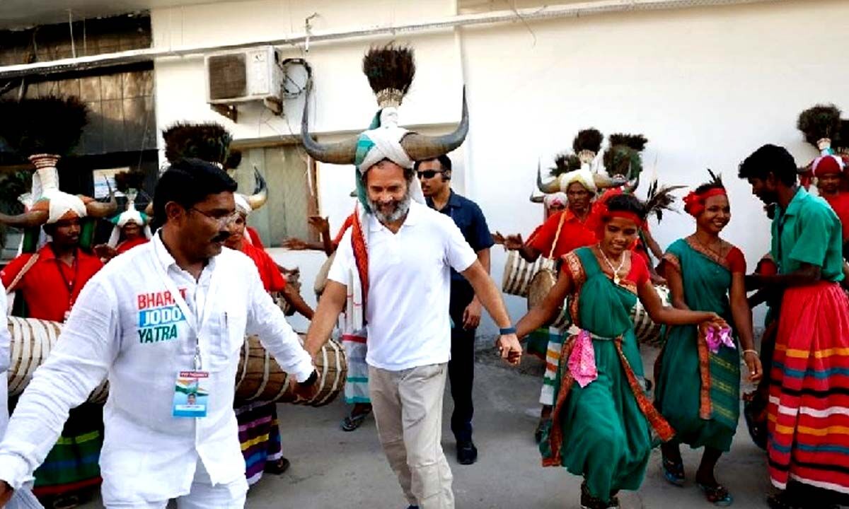 Bharat Jodo Yatra Rahul Gandhi Shakes Leg With Tribals In Mahabubnagar 3411