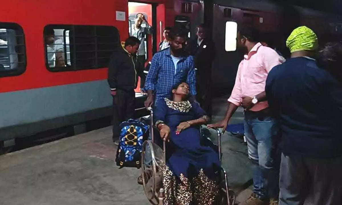 Woman gives birth to baby at Peddapalli railway station