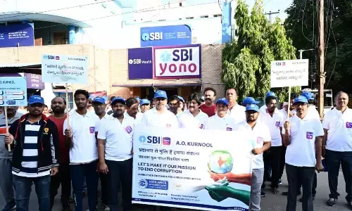SBI staff taking out a vigilance awareness week rally in Kurnool on Sunday