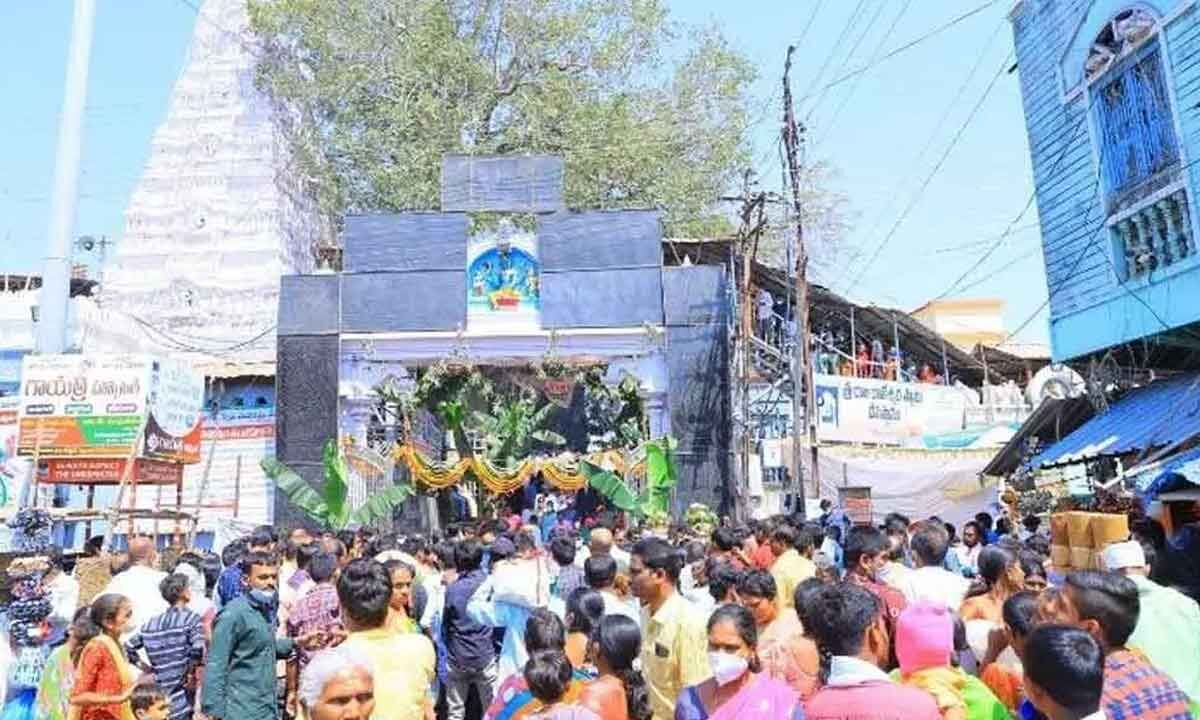 Karthika Masam Thousands throng Vemulawada temple