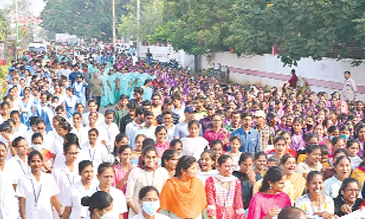 Youth and public participating in the Unity Run as part of Rashtriya Ekta Diwas in Ongole on Monday