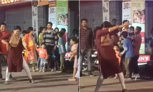Womans dance performance on Yaad Aa Raha Hai outside puja pandal in Kolkata is such a vibe.