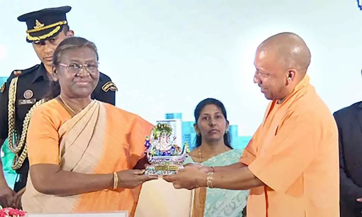 President Droupadi Murmu being presented a memento by Uttar Pradesh Chief Minister Yogi Adityanath during the inauguration of the 7th India Water Week, in Greater Noida on Tuesday