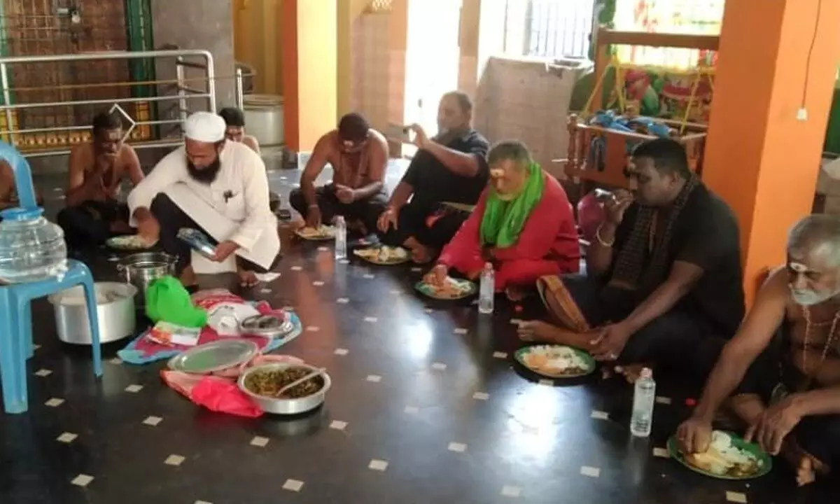 Members of Youth Welfare and Minority Rights Protection Samithi serving meal to Ayyappa devotees at Ramalayam at Gajuwaka in Visakhapatnam