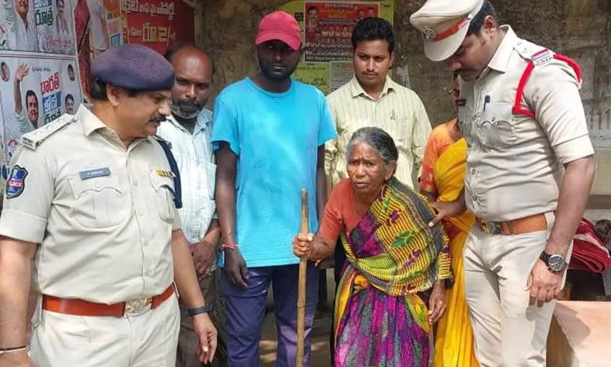 Elkathurthy police rescueing an abandoned mother