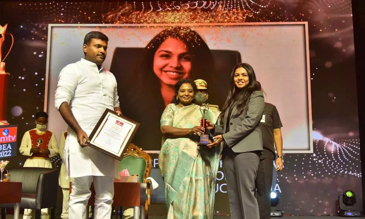 Suchir India Executive Director Roopali Kiron receiving the Young Entrepreneur of the Year Award from Telangana Governor Dr Tamilisai Soundararajan