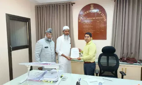 AP Haj Committee Chairman Shaik Gousal Azam along with Special Officer L Abdul Khadir submitting a memorandum to Haj Committee of India CEO Yaqub Shakha in Mumbai on Friday