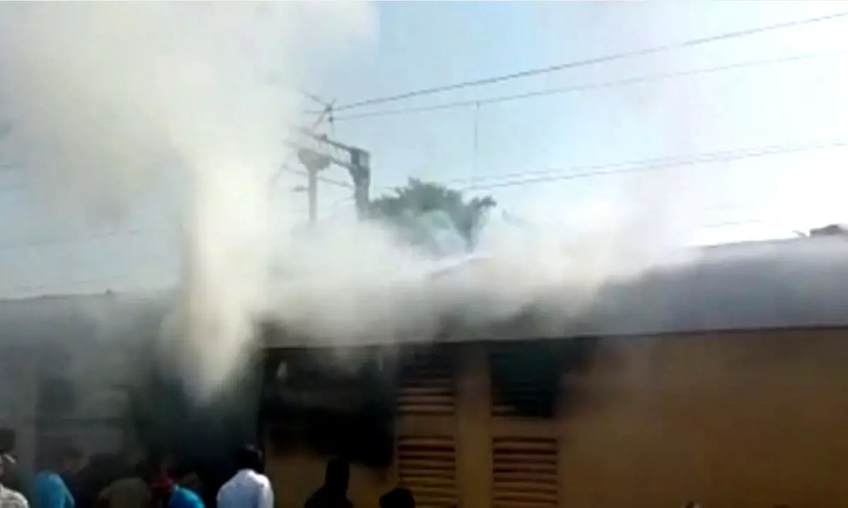 Chaos as fire breaks out in Kolkata-Mumbai train coach