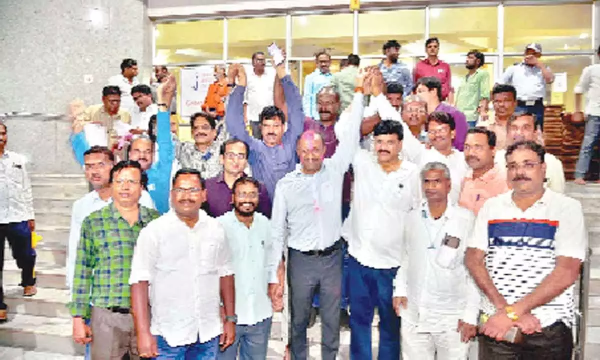 Journalists thank KCR for solving their housing issue