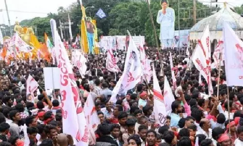Jana Sena activists stage stir to close pub near Pawan Kalyan’s house