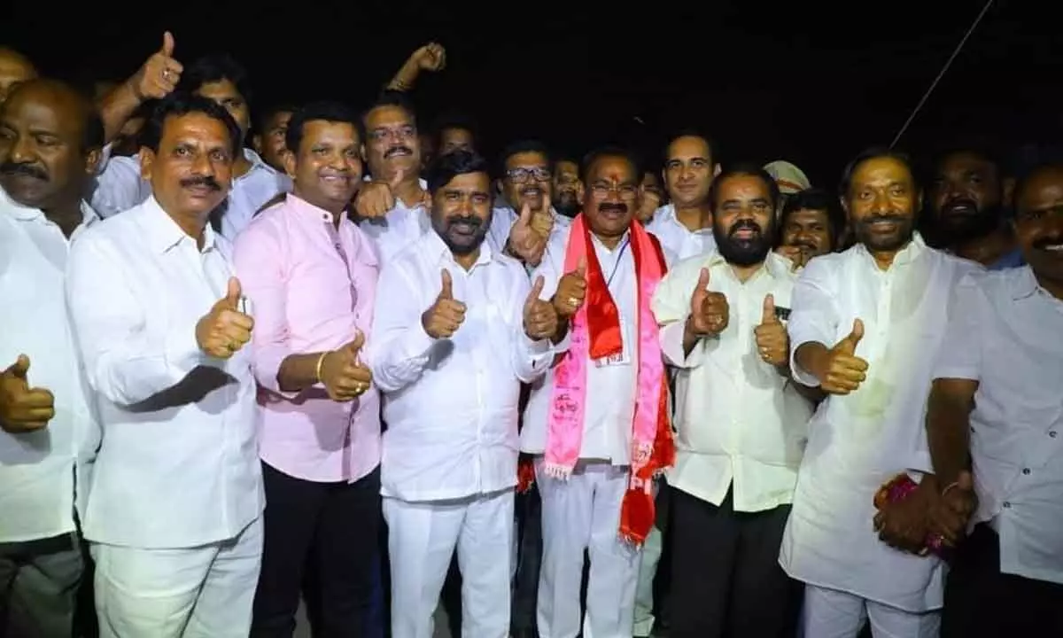 Munugodu TRS candidate Kusukuntla Prabhakar Reddy and party leaders and workers showing the victory sign after his win in the bypolls on Sunday. 	Photo: Mucharla Srinivas
