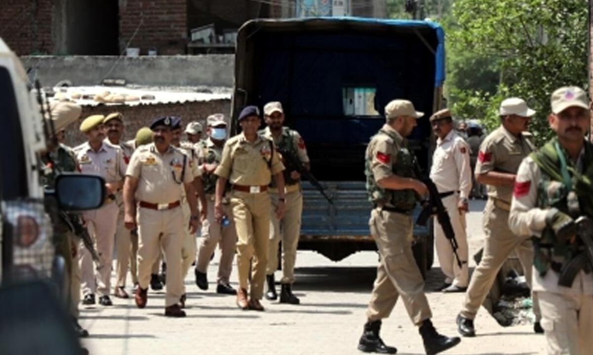 J&K police arrests hybrid terrorist in Awantipora