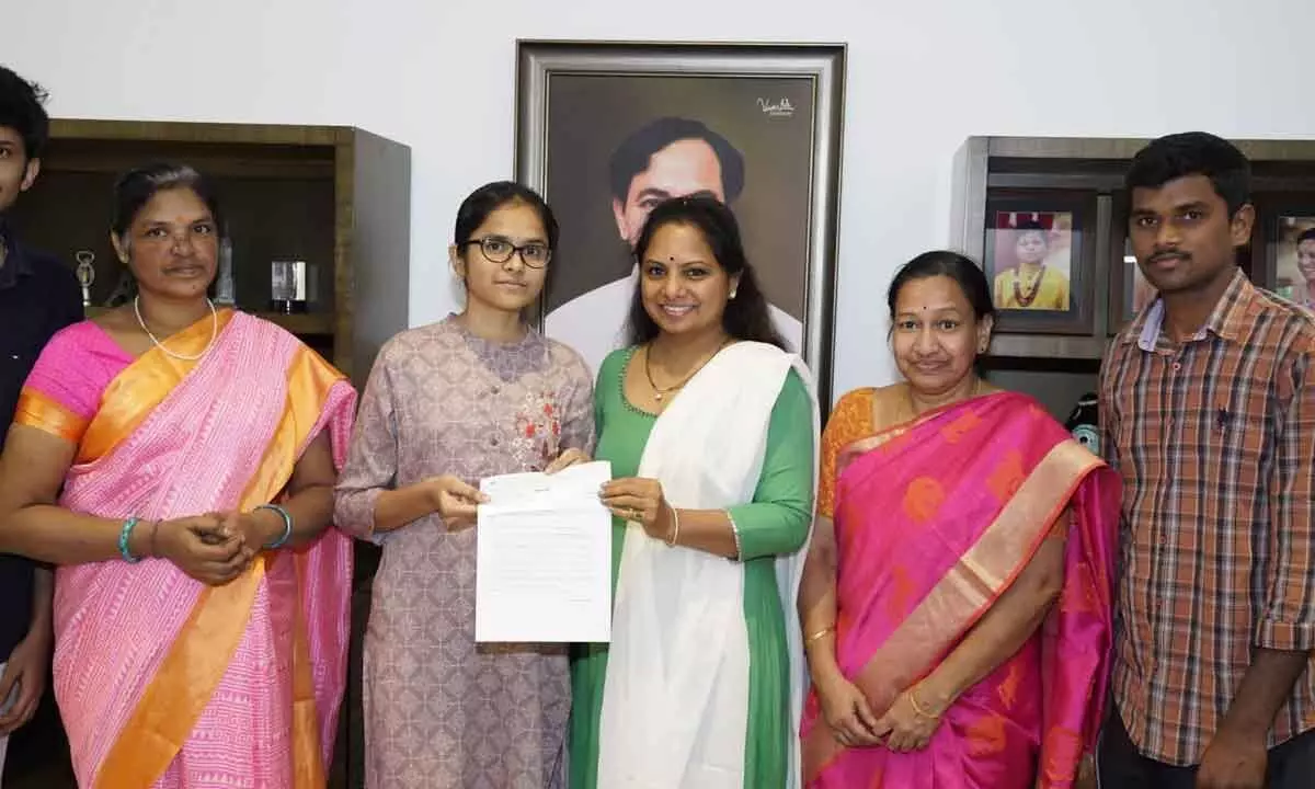 Hyderabad: Kavitha extends financial aid to MBBS student