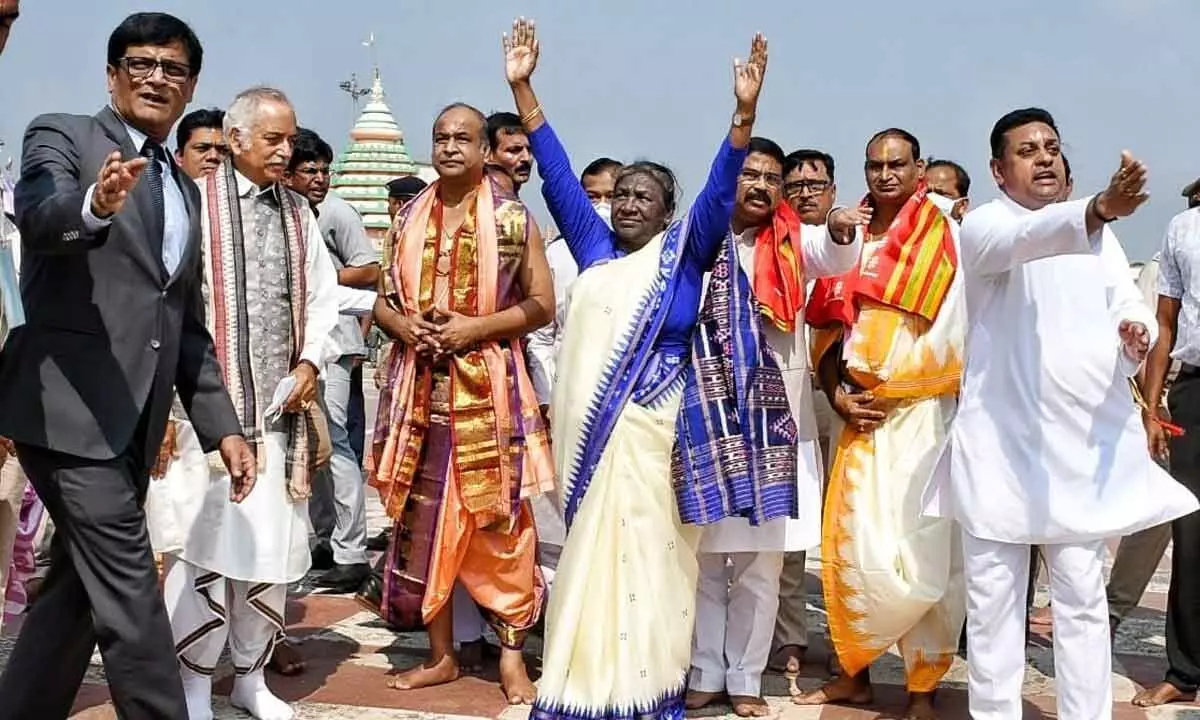Murmu walks to Jagannath temple, kneels down at Lions Gate