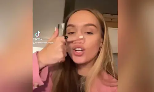 Watch The Trending Video Of Woman Showing Its Flexibility Watch The Trending Video Of Woman Showing Its Flexibility