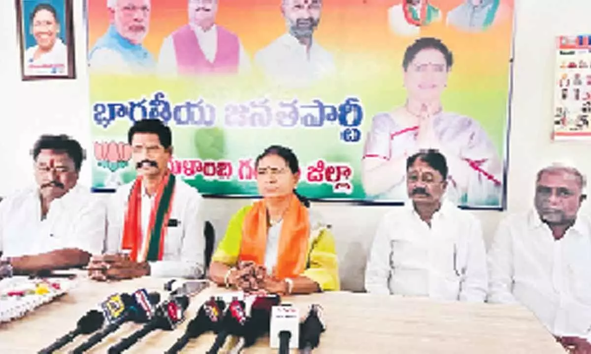 BJP national vice-president D K Aruna addressing the media at DK Bunglow in Gadwal on Friday