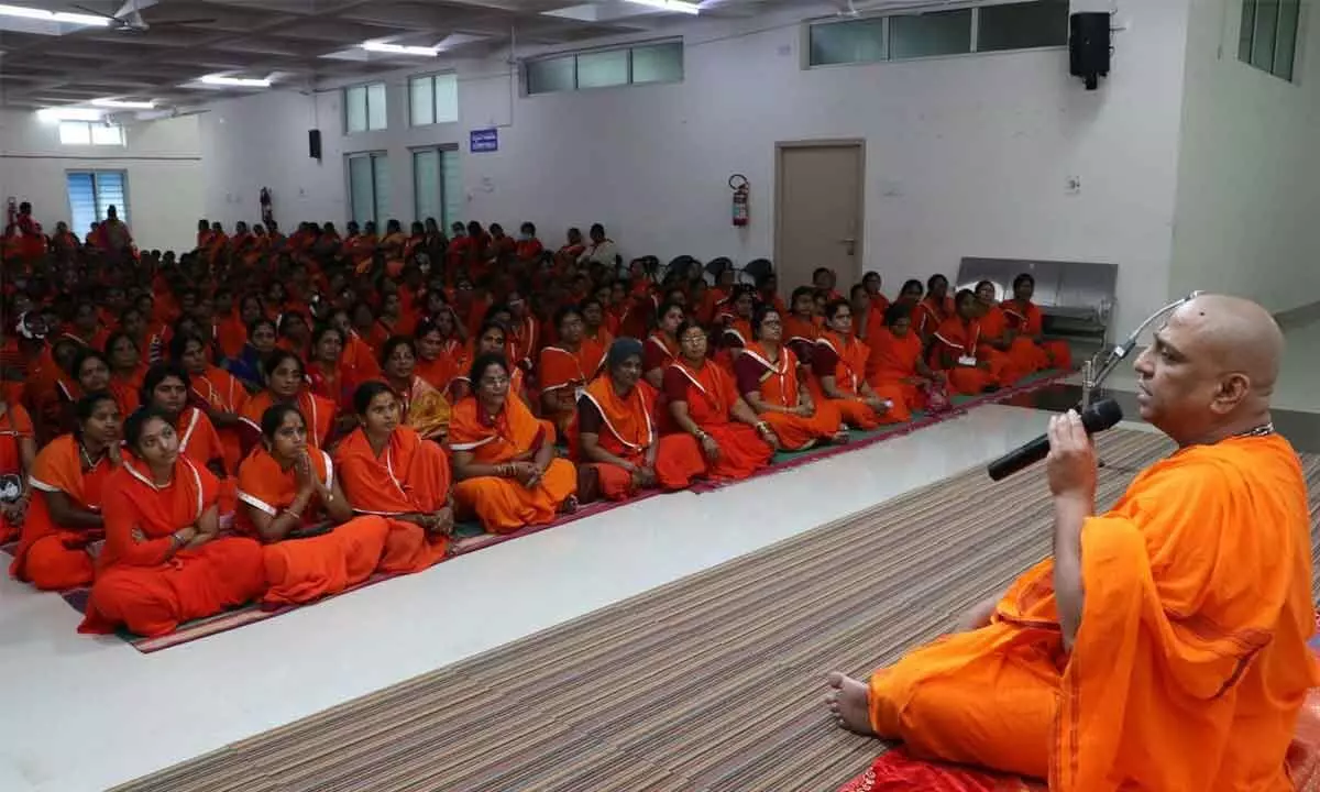 Mantralayam seer visits Seva Sadan, Annaprasadam complex