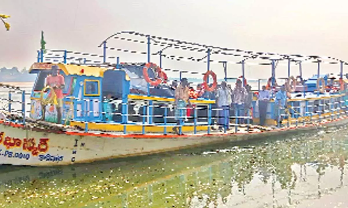 Ferry with passengers at Pattisam ghat