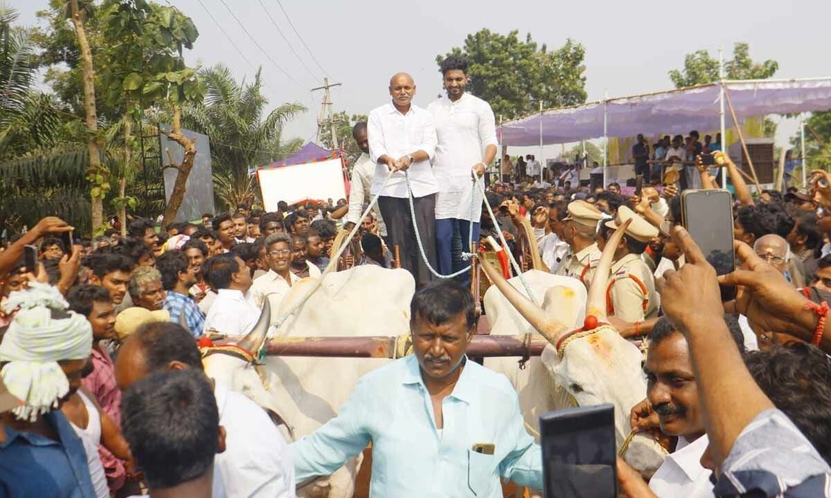 Rajamahendravaram: Bullock cart running race termed a great symbol of ...