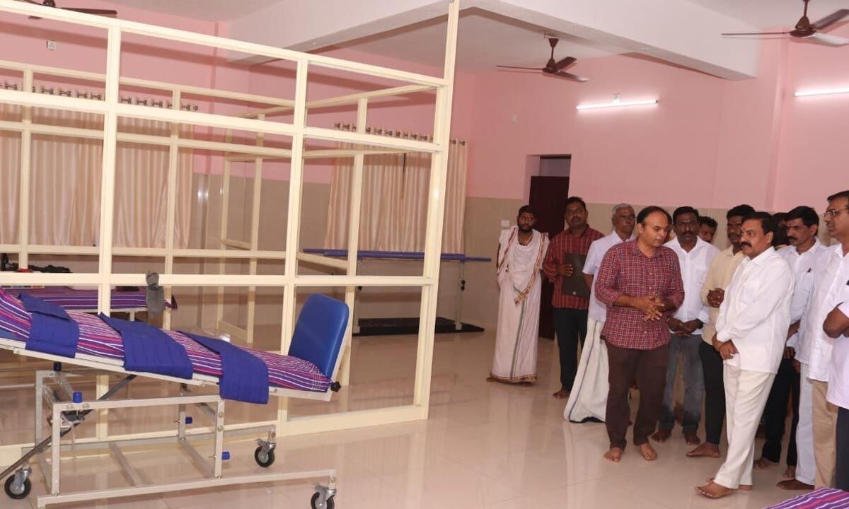 Kakani Govardhan Reddy inaugurates hospital constructed at Golagamudi