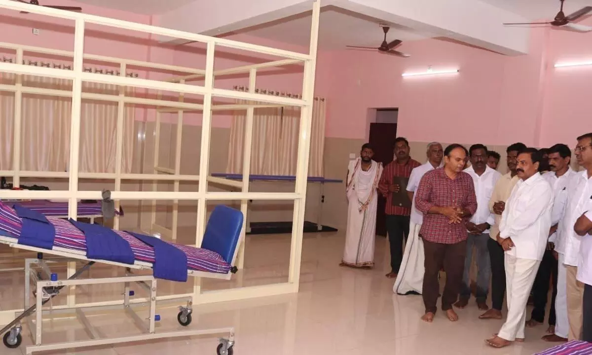 Agriculture Minister Kakani Govardhan Reddy observing the equipment in hospital after its inauguration at Golagamudi on Sunday