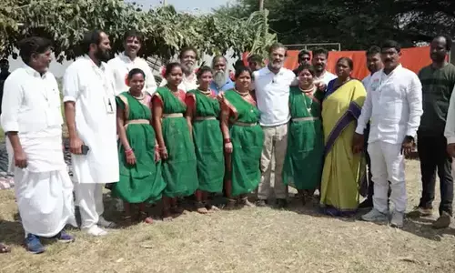 RaGa seen preparing Bongulo chicken with Revanth & Seethakka