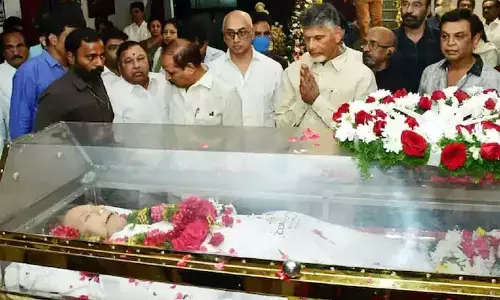 Chandrababu pays floral tributes to veteran actor Krishna