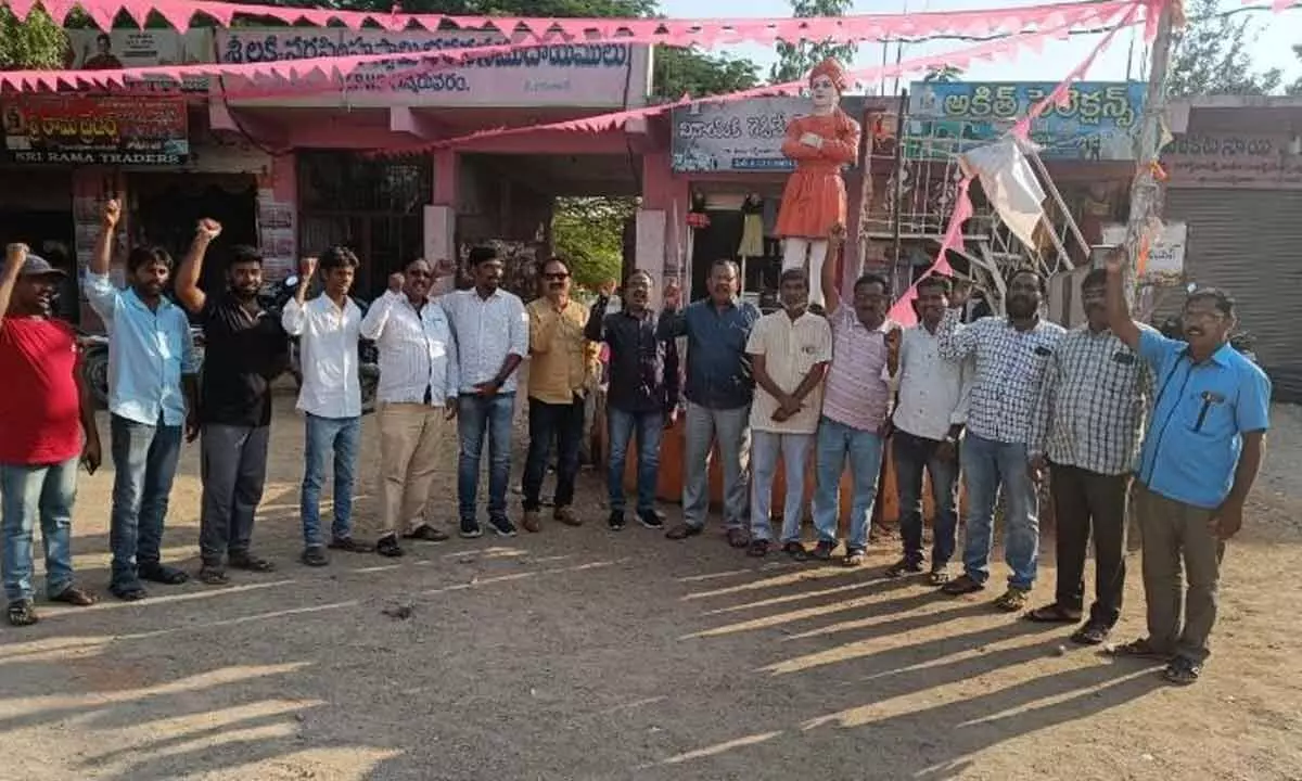 Journalists staged a protest at Gunneruvaram in Manakondur mandal headquarters on Thursday