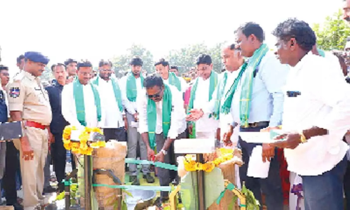 Transport Minister Puvvada Ajay Kumar launching a paddy procurement centre at Nelakondapalli in Khammam district on Friday