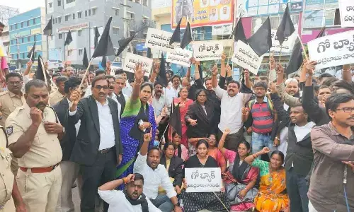YSRCP supporters and a section of advocates staging a protest at a hotel where N Chandrababu Naidu is camping in Kurnool on on Friday