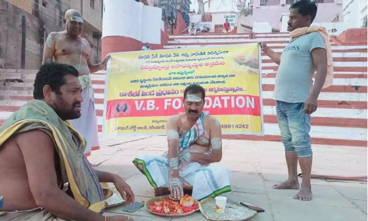 Veeramadhav performs Pindapradanam in Kashi for 119 orphans