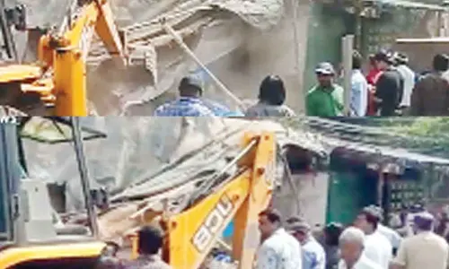 GHMC razes encroachments to ease congestion at Tolichowki