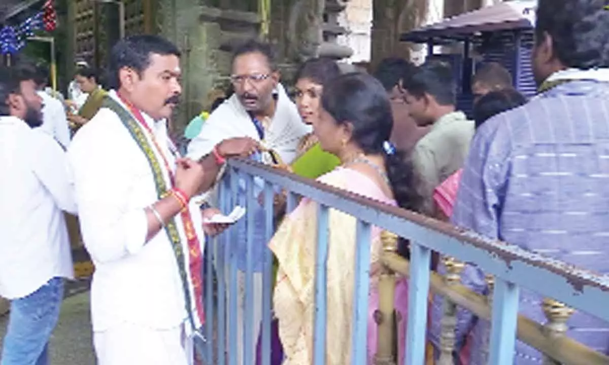 Srikalahasti Devasthanam Trust Board Chairman Anjuru Taraka Srinivasulu interacting with the devotees in queue lines on Monday