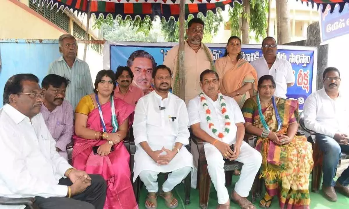 Former MP GV Harsha Kumar extending his support for TK Visweswara Reddys relay hunger strike against Godavari pollution, in Rajamahendravaram on Monday